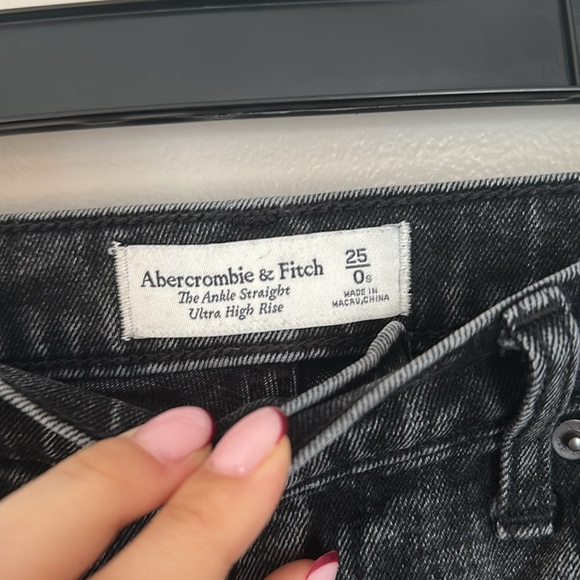 Abercrombie & Fitch Ankle Straight Ultra High Rise - Picture 2 of 5